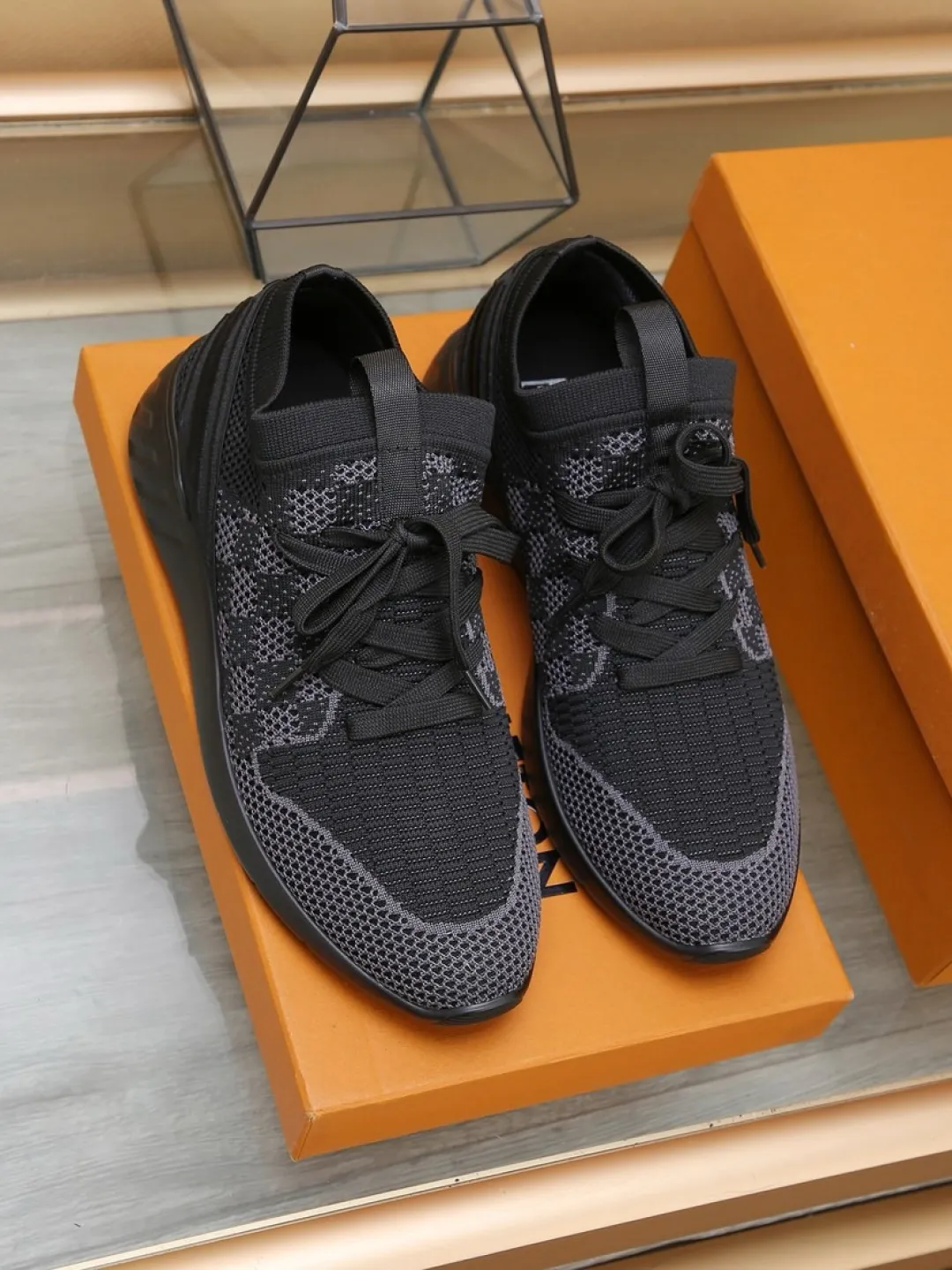 Men's shoes 💰P420💰"LOUI* VUITTO*" latest popular men's casual shoes ✔️This model is made of the original breathable fly woven fabric. The real thing is super shiny⚡️ Fashionable and versatile. The toe last shape is firm and full. The soles are LV original molds and can be put in and out at will. It is light and comfortable for the foot~Purely handmade, details determine the quality! Size:38-44